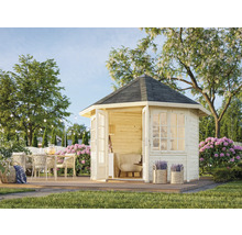 Gartenansicht mit Holzpavillon, Terrassenmöbeln und üppiger Bepflanzung