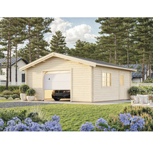 Holzgarage mit teilweise geöffnetem Tor, Fenster und Tür in Gartenlandschaft