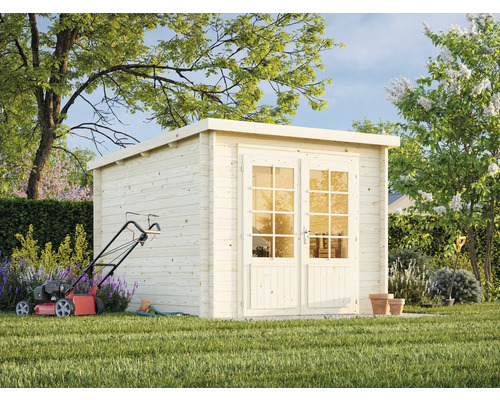 Garten mit Gerätehaus aus Holz, Rasenmäher und Gartengeräten