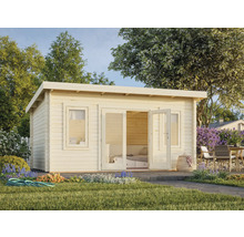 Holzgartenhaus mit Fenstern und Doppeltür in einem Garten.