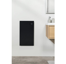 Schwarzer Wandkonvektor mit digitaler Anzeige in einem Badezimmer