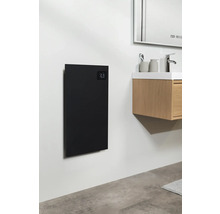 Badezimmer mit einem schwarzen Heizpaneel an der Wand neben einem Waschtisch