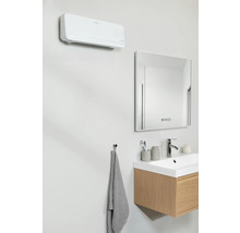 Badezimmer mit Klimaanlage, Waschbeckenunterschrank und Spiegel