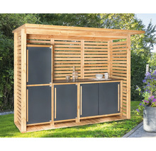 Gartenküche aus Holz mit Arbeitsfläche und Schränken im Außenbereich