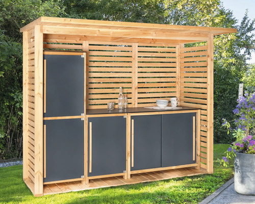 Gartenküche aus Holz mit Arbeitsfläche und Schränken im Außenbereich