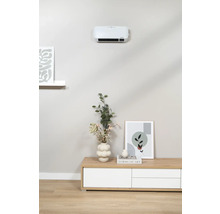 Wohnzimmer mit Wandheizlüfter über einer Kommode dekoriert mit einer Vase