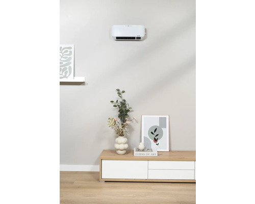 Wohnzimmer mit Wandheizlüfter über einer Kommode dekoriert mit einer Vase