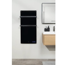 Badezimmer mit schwarzem Handtuchwärmer, Spiegel und Waschtischunterschrank