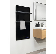 Badezimmer mit schwarzem Handtuchwärmer, Handtuch und Waschtisch