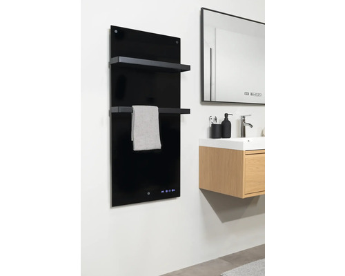 Badezimmer mit schwarzem Handtuchwärmer, Handtuch und Waschtisch