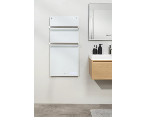 Modernes Badezimmer mit Handtuchwärmer, Waschbecken und Spiegel