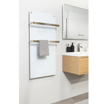 Badezimmer mit Handtuchwärmer, Waschbeckenunterschrank und Spiegel