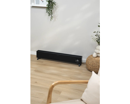 Elektrischer Heizkörper im Wohnzimmer mit hellen Holzboden.