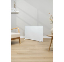 Weißer Heizkörper in einem hellen Raum