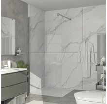 Badezimmer mit Dusche, Waschtisch und Toilette