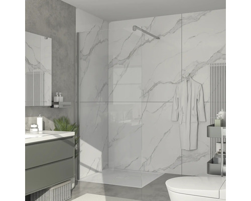 Badezimmer mit Dusche, Waschtisch und Toilette