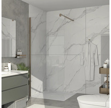 Modernes Badezimmer mit Dusche, Waschtisch und Toilette.