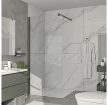 Helles Badezimmer mit Dusche, Waschtisch und Toilette