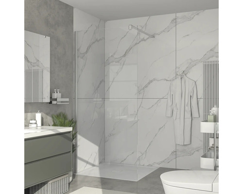 Badezimmer mit Dusche, Waschtisch, Spiegel und Toilette in hellem Design