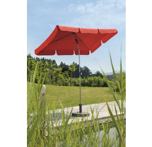 Quadratischer Gartenschirm mit Stahlmast und Betonsockel auf einer Holzterrasse.