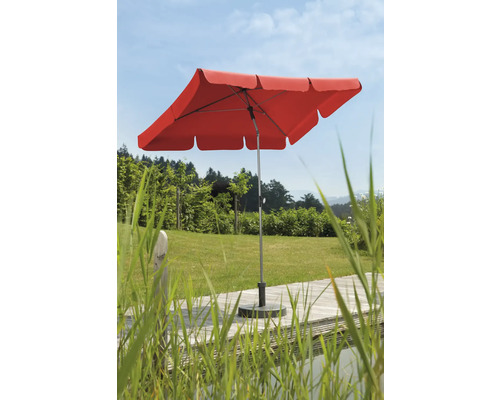 Quadratischer Gartenschirm mit Stahlmast und Betonsockel auf einer Holzterrasse.