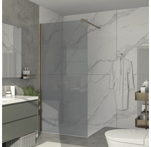 Modernes Badezimmer mit Duschabtrennung aus Glas, Waschtisch und Toilette