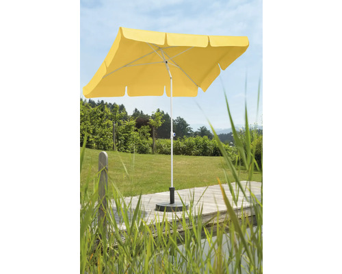 Quadratischer Sonnenschirm mit Mast und Fuss auf einer Holzterrasse