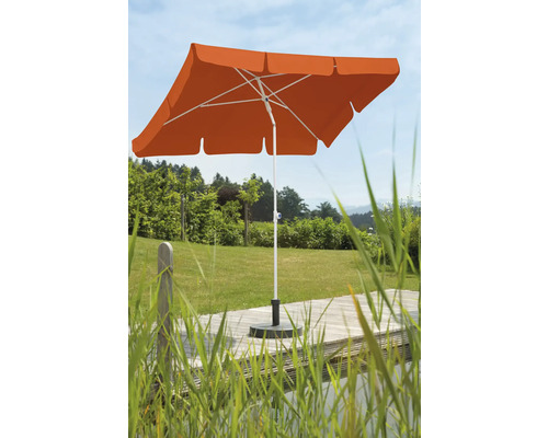 Quadratischer Sonnenschirm auf einer Terrasse