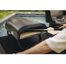 Enders Pizzaofen mit Pizzabürste in der Nähe eines Pools