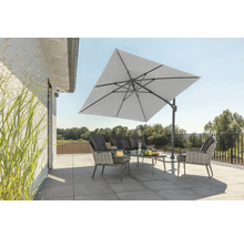 Terrasse mit Gartensitzgruppe und Sonnenschirm