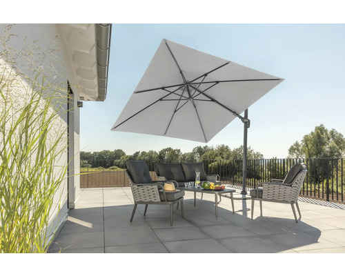 Terrasse mit Gartensitzgruppe und Sonnenschirm