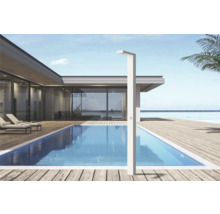 Freistehende Gartendusche neben einem Pool auf einer Holzterrasse