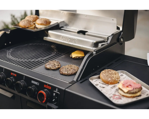 Grillszene mit Burgern auf einem schwarzen Grill