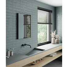 Helles Badezimmer mit Waschbecken, Spiegel, Fenster und Fliesen