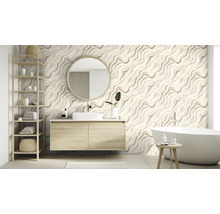 Badezimmer mit Waschbecken, Spiegel, Badewanne, Regal und Wandfliesen in Marmoroptik.