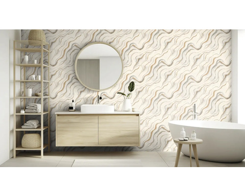 Badezimmer mit Waschbecken, Spiegel, Badewanne, Regal und Wandfliesen in Marmoroptik.
