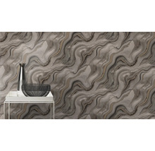 Dekorative Wand mit Marmormuster, Vase und Schale auf Tisch
