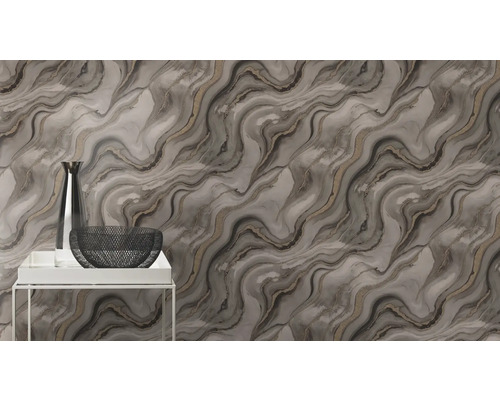 Dekorative Wand mit Marmormuster, Vase und Schale auf Tisch