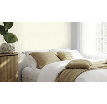 Schlafzimmer mit Bett, Nachttisch und Zimmerpflanze