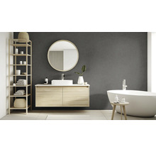 Modernes Badezimmer mit Waschtisch, Spiegel, Regal und Badewanne.