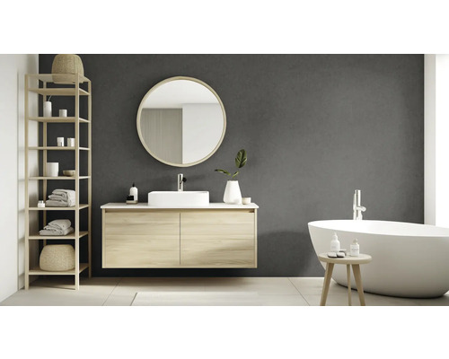 Modernes Badezimmer mit Waschtisch, Spiegel, Regal und Badewanne.