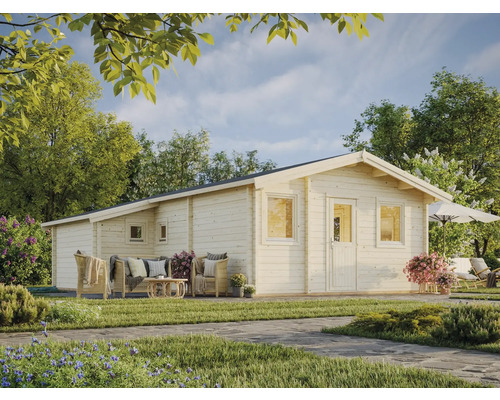 Außenansicht eines Holzhauses mit Terrasse und Gartenmöbeln