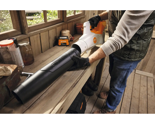 Eine Person montiert ein Stihl Blasgerät auf einer Werkbank.