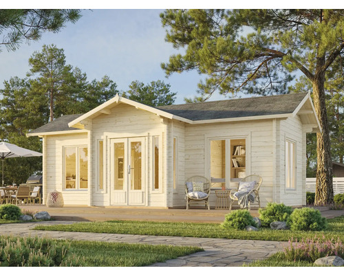 Holzgartenhaus mit Terrasse und Gartenmöbeln in einer grünen Umgebung