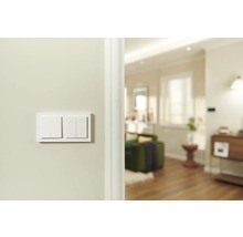 Mehrfach-Lichtschalter an einer Wand in einem Wohnraum.