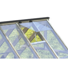 Detailansicht des geöffneten Dachfensters eines Gewächshauses.