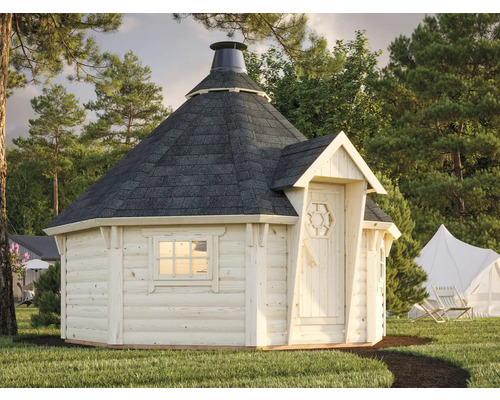 Holzgrillkota mit Dach, Fenster und Tür im Garten.