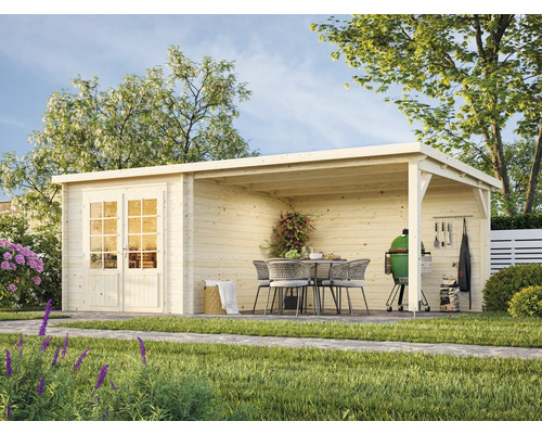 Holzgartenhaus mit überdachter Terrasse, Gartentisch, Stühlen und Grill im Garten