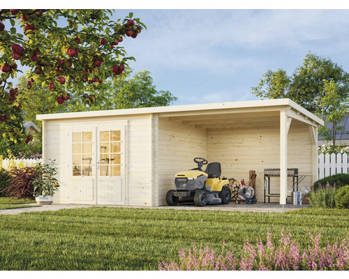 Holzgartenhaus mit Doppeltür und Rasentraktor im Garten