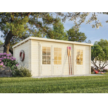 Garten mit Gartenhaus aus Holz, Paddeln und Rettungsring